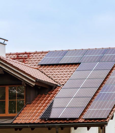 sonnenkollektor-auf-dem-dach-haus-solarzellen-sonnensystem-alternative-energie-moderne-sonnenkollektoren-auf-haus